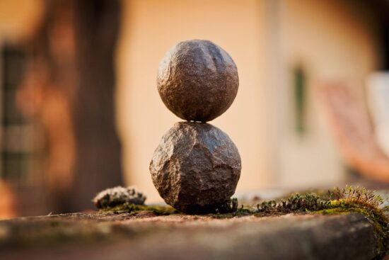 Steine aufeinander in Balance